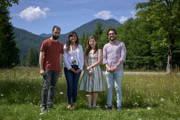 The winning team of the Startup Pitch Award showed extraordinary cooperation and understanding for design thinking creating the concept for „APPetite“ – an AI empowered meal planner that helps to reduce the ecological impact of food waste. From left to right: Mirko D’Angelo, Linnaeus University; Citlalli Gamez Serna, University of Technology Belfort-Montbéliard; Mahrokh Khakzar, Queensland University of Technology; Rodrigo Pérez, Technical University Munich.